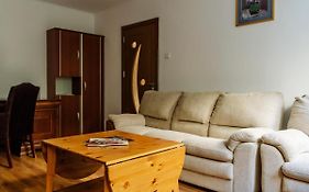 Old Town Historic Apartment With Backyard Mini Park