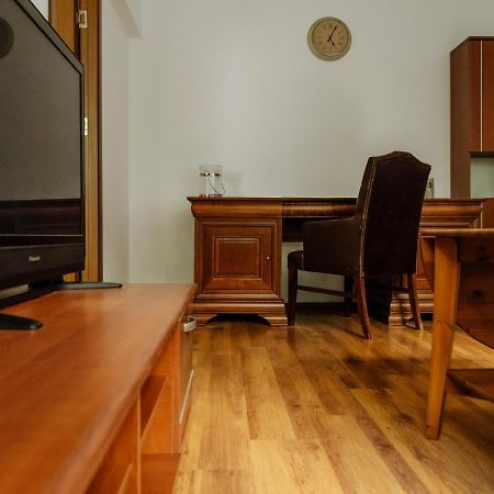 Old Town Historic Apartment With Backyard Mini Park Bucarest Esterno foto
