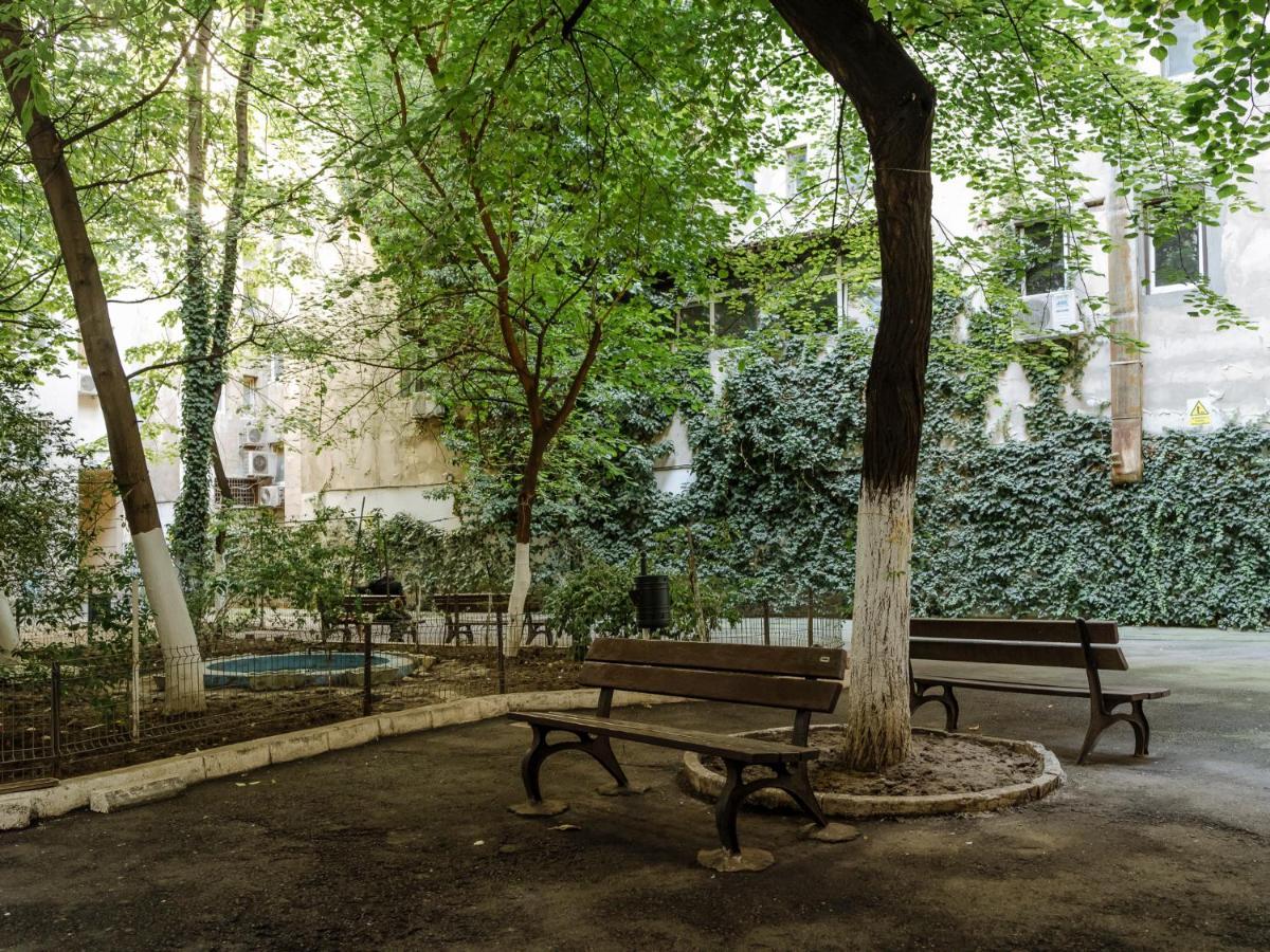 Old Town Historic Apartment With Backyard Mini Park Bucarest Esterno foto
