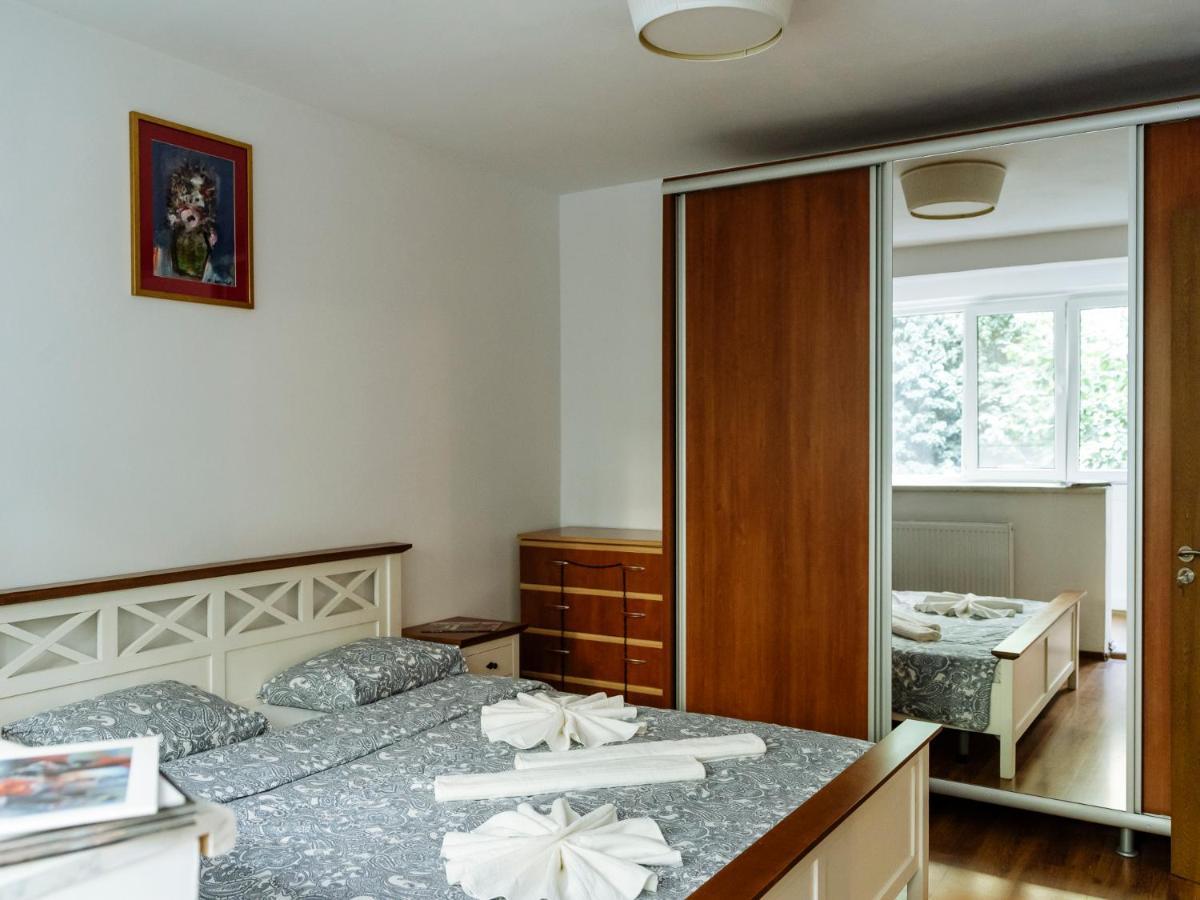 Old Town Historic Apartment With Backyard Mini Park Bucarest Esterno foto