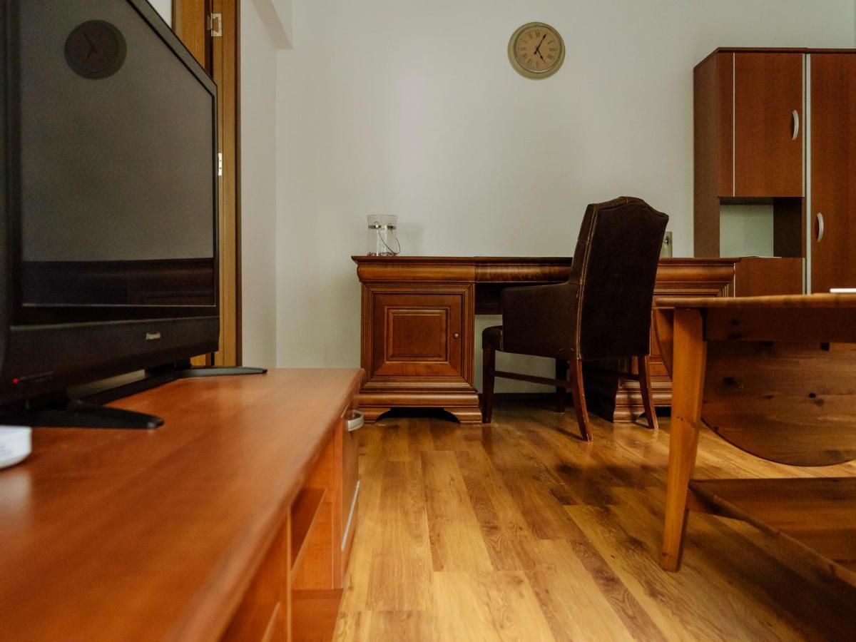 Old Town Historic Apartment With Backyard Mini Park Bucarest Esterno foto