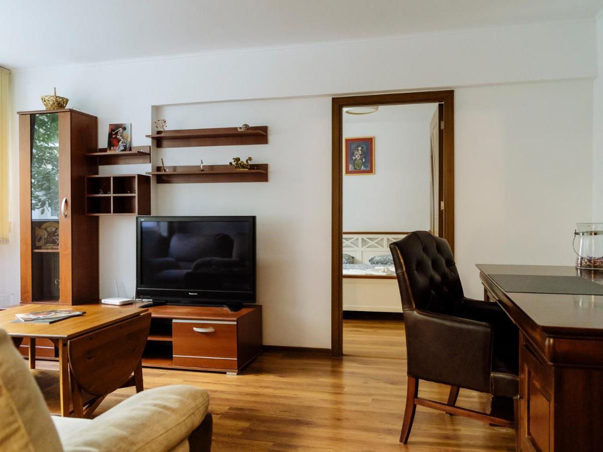 Old Town Historic Apartment With Backyard Mini Park Bucarest Esterno foto
