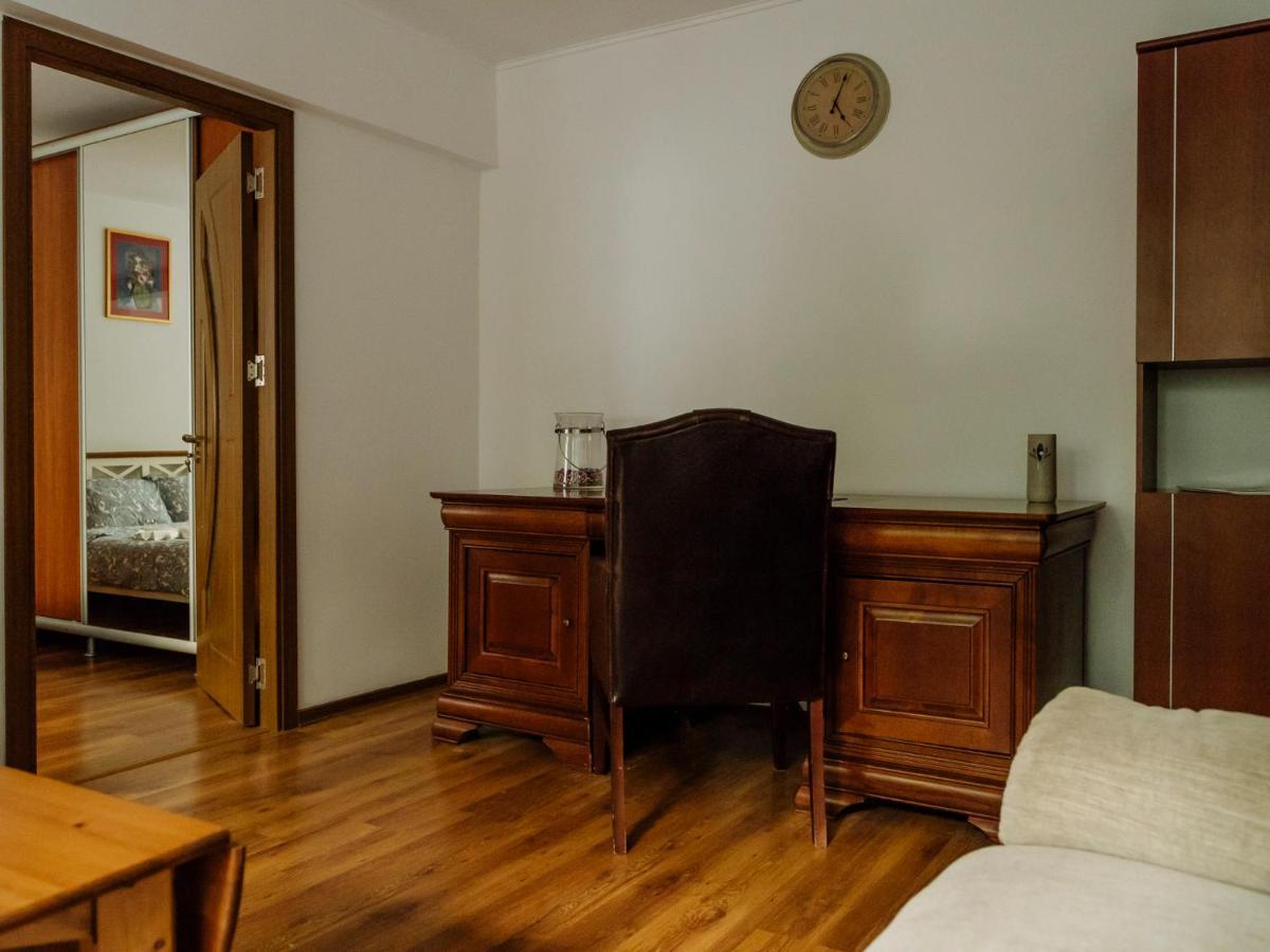 Old Town Historic Apartment With Backyard Mini Park Bucarest Esterno foto