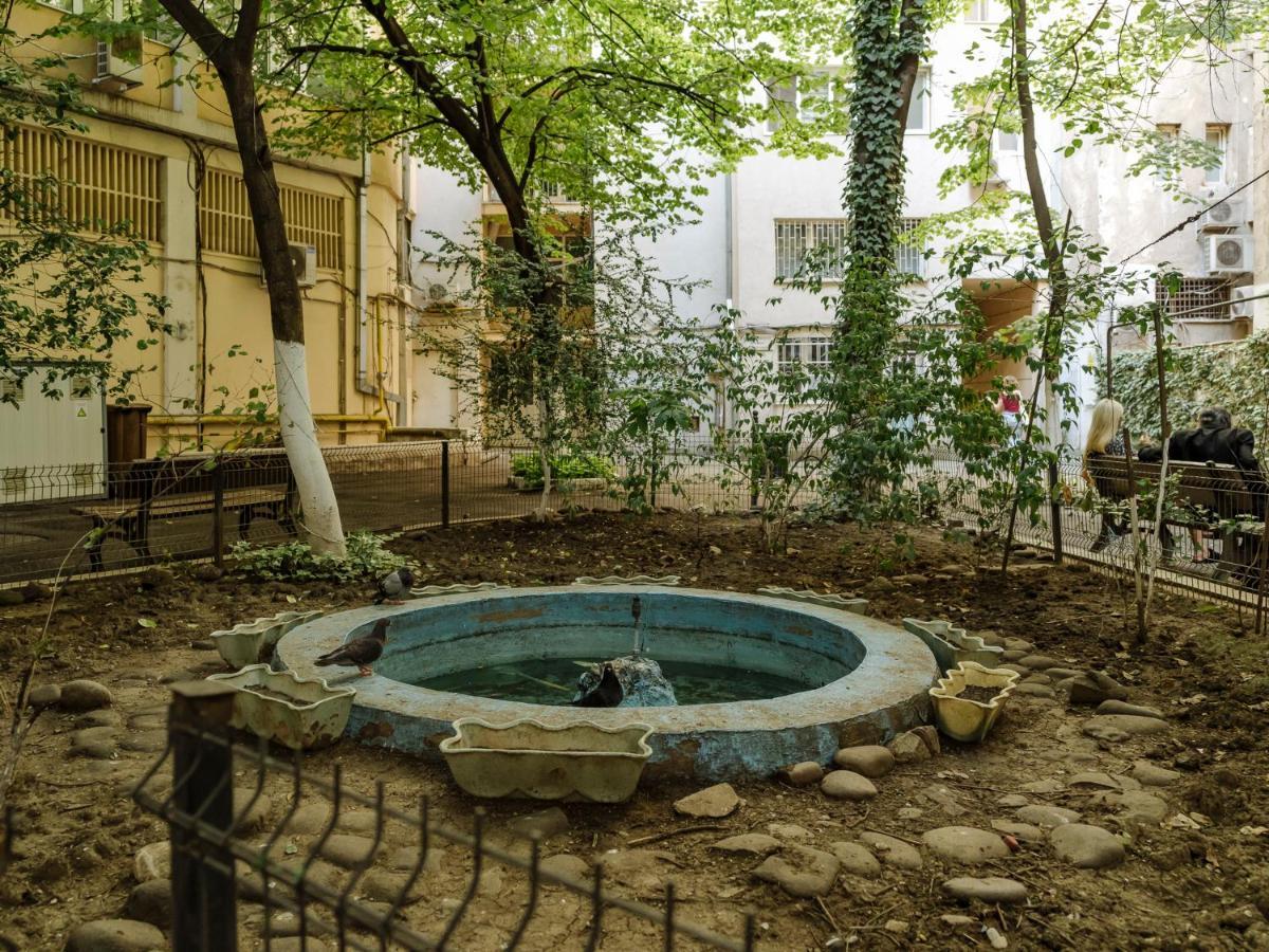 Old Town Historic Apartment With Backyard Mini Park Bucarest Esterno foto