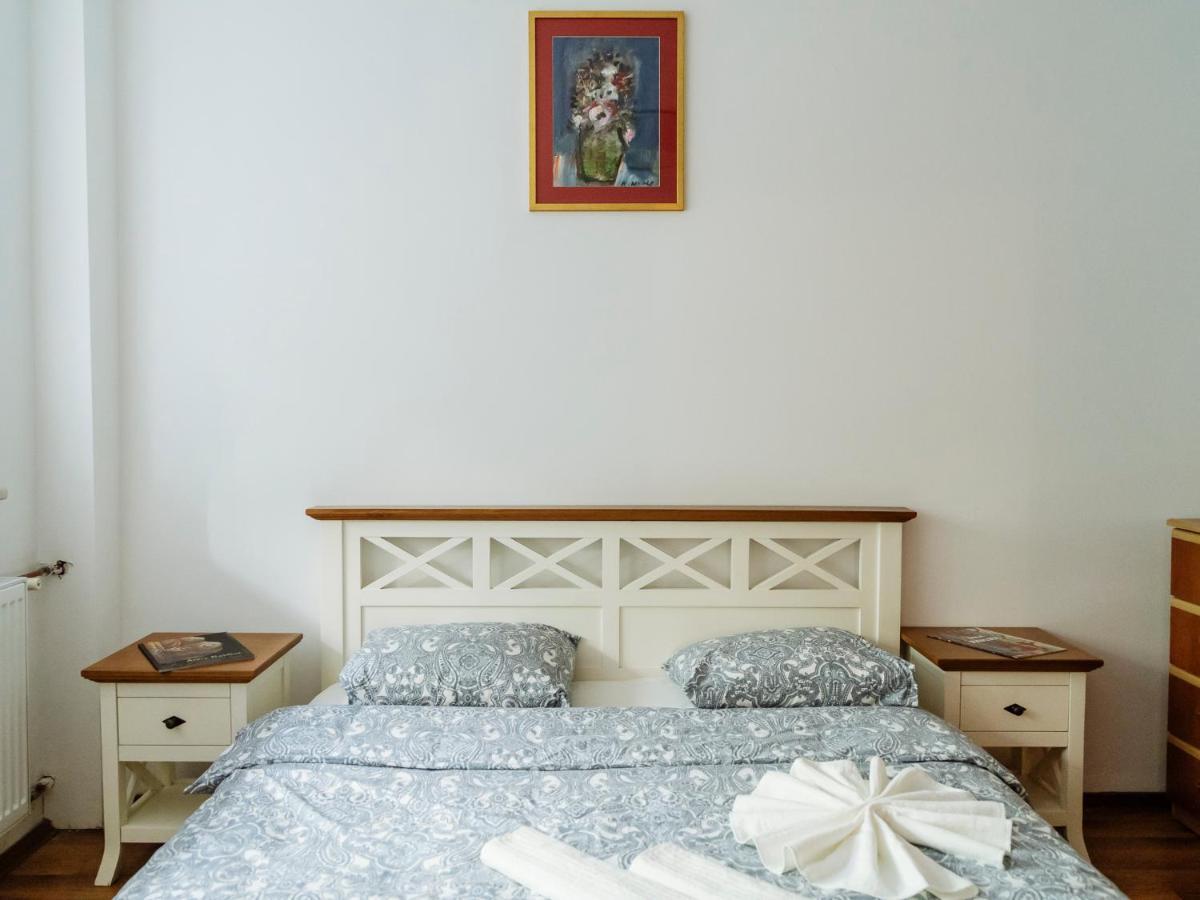 Old Town Historic Apartment With Backyard Mini Park Bucarest Esterno foto