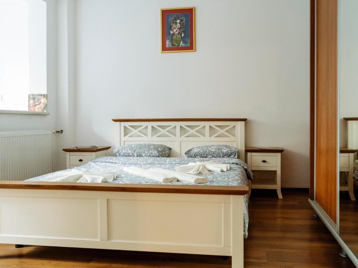 Old Town Historic Apartment With Backyard Mini Park Bucarest Esterno foto